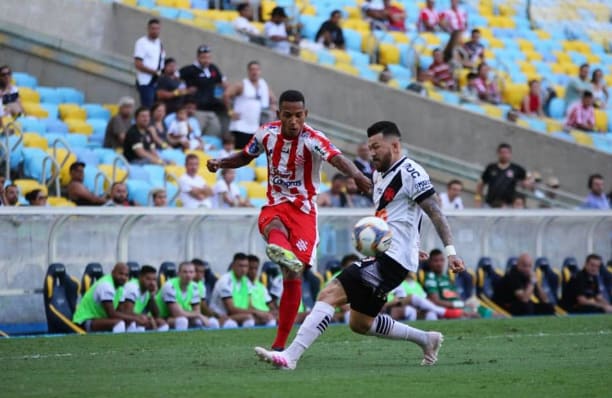 Vasco vence Bangu e decide com o Flamengo