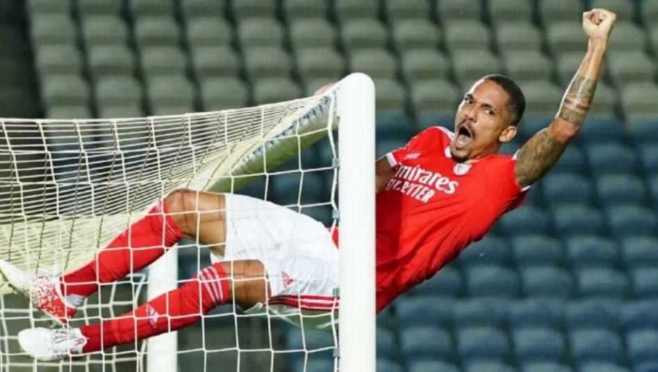 Para reforçar finanças, Benfica aceita negociar Gilberto com Flamengo ou Atlético-MG