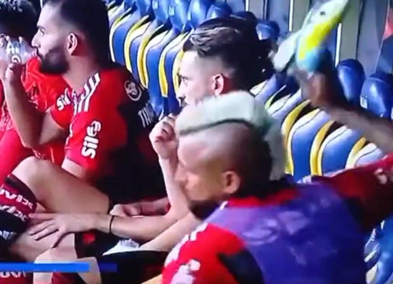 Everton Ribeiro mostra surpresa com atitude de Vidal no banco do Flamengo