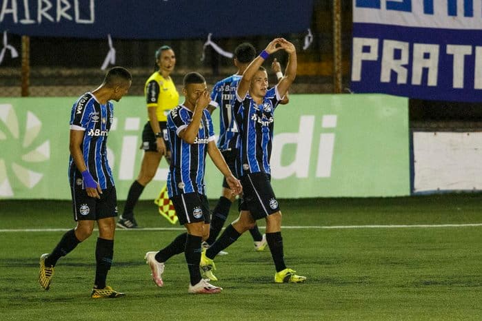 Grêmio espera por Guilherme Guedes e devolve Pedro Lucas ao time de transição