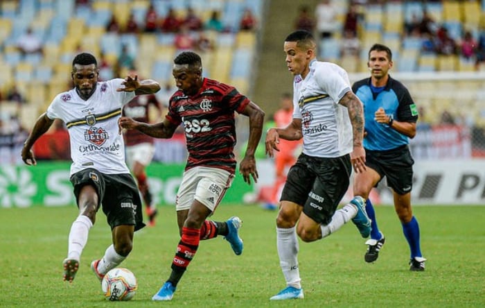 Bill decide com golaço, e Flamengo derrota o Volta Redonda no Maracanã