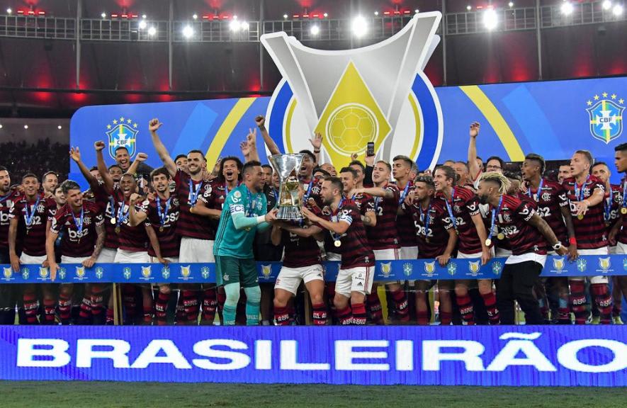 Flamengo levanta a taça de campeão brasileiro no Maracanã