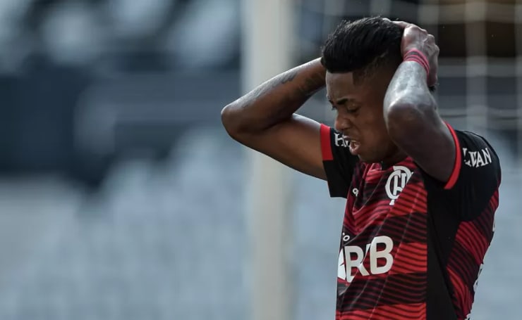 Bruno Henrique segue em tratamento e desfalca o Flamengo contra o Vasco