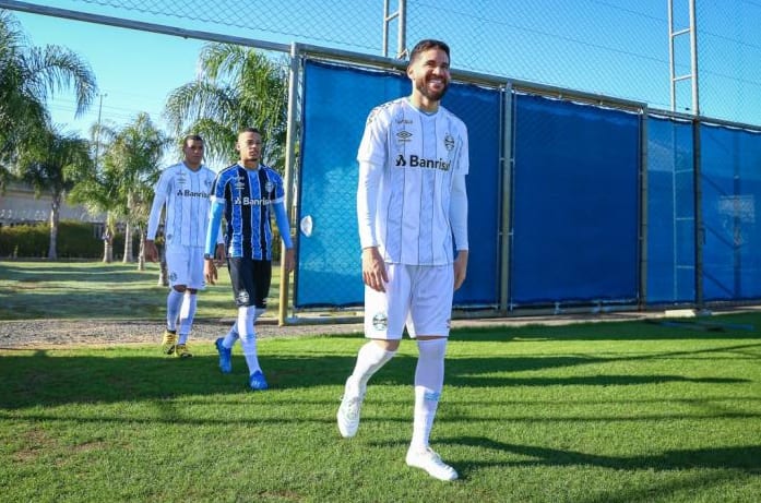 Lateral sai, mas outros dois jogadores voltam ao grupo do Grêmio