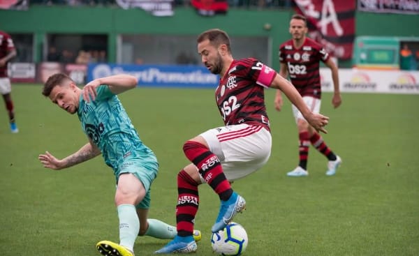 Rodrigo Caio elogia atuação da equipe do Flamengo