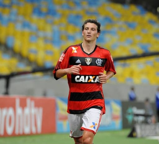 Elano faz exame, sofre estiramento leve e está fora da final do Carioca