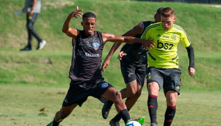 Léo Duarte e Cuéllar participam de jogo-treino; Paquetá visita o Ninho