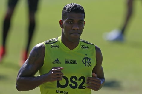 Exame não constata lesão em tornozelo de Berrío, mas colombiano desfalca o Flamengo contra o Atlético-MG