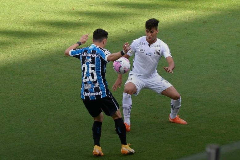 Em jogo polêmico, Santos marca duas vezes de pênalti e supera o Grêmio