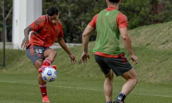 Ausência dos convocados abre espaço para jovens em treino do Flamengo