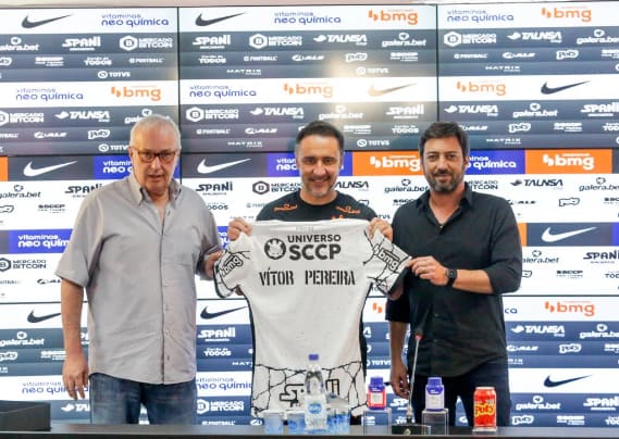 O Corinthians deveria se posicionar oficialmente sobre a negociação envolvendo Vítor Pereira e Flamengo