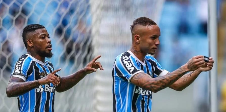 Jogadores do Grêmio exaltam seriedade e comemoram levantar taça