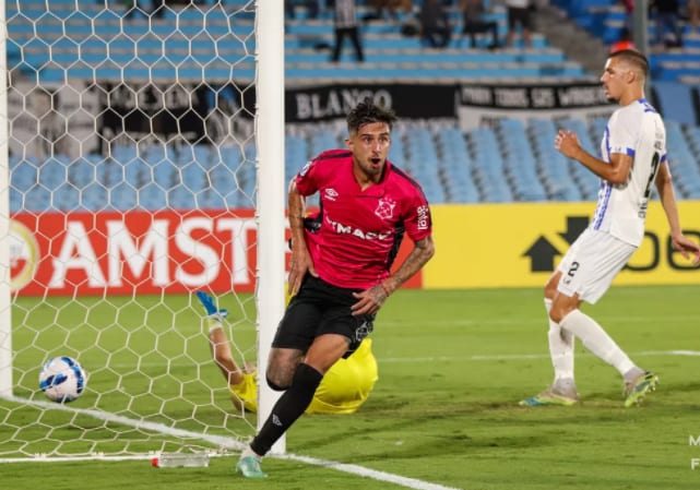 Atacante Leonardo Pais rescinde no Uruguai para assinar com o Cruzeiro