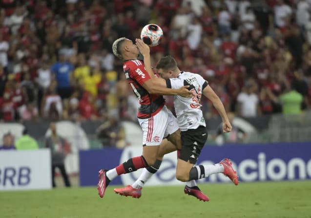 Matheuzinho tem fratura na tíbia da perna esquerda e será desfalque no Flamengo