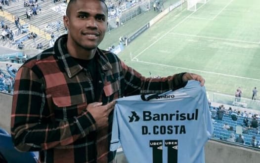 Juventus aceita liberar Douglas Costa, mas Grêmio precisa discutir salário do atacante