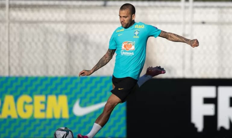 Segundo site, Flamengo entrou em contato com representantes de Dani Alves