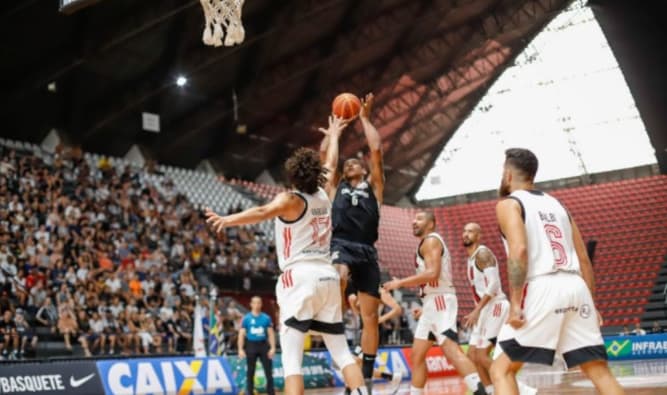 Flamengo recebe Corinthians e tenta abrir vantagem nas quartas do NBB