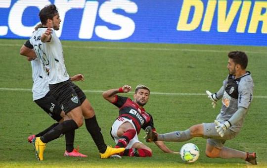 Atlético-MG faz partida perfeita, vence o Flamengo e embola de vez a disputa pelo título