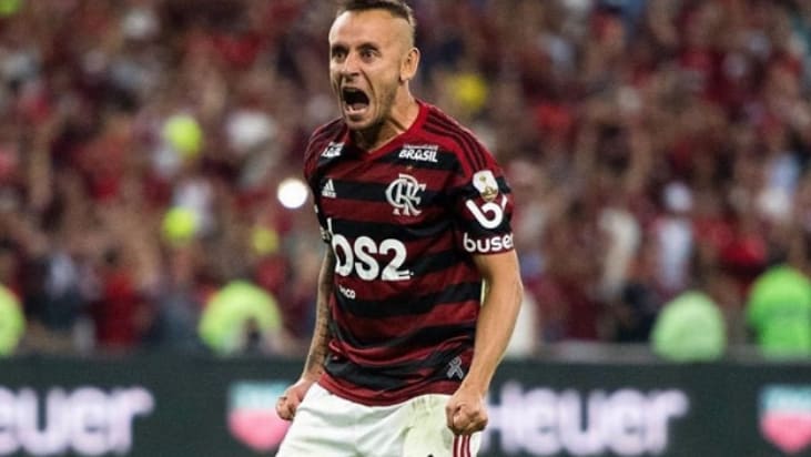 Jogadores do Flamengo fazem festa com título do Brasileirão, e Rafinha brinca: “Vamos voltar para o trio agora”