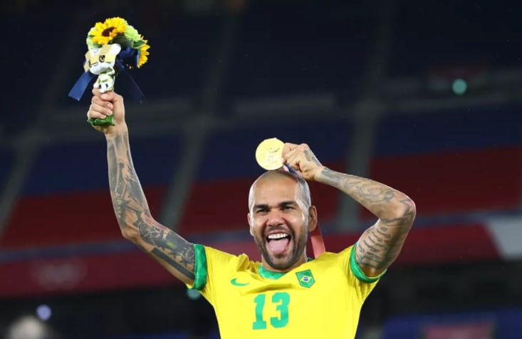 Em enquete 61,68 se mostraram contrários à contratação de Daniel Alves