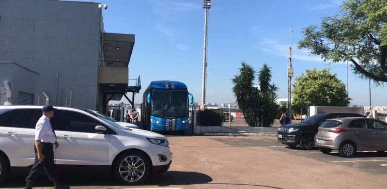 Desembarque do Grêmio muda após empate e jogadores não concedem entrevistas