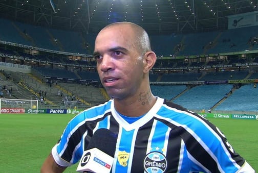 Autor do gol de empate, Diego Tardelli reclama da arbitragem