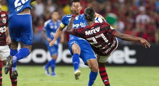 Bruno Henrique faz 2 e Flamengo vira sobre o Cruzeiro no Maracanã