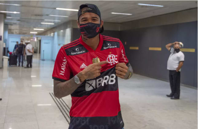 Kenedy chega ao Brasil, veste a camisa do Flamengo e será apresentado