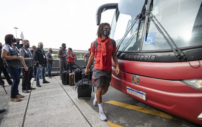 Flamengo desembarca no Rio após empate no Chile