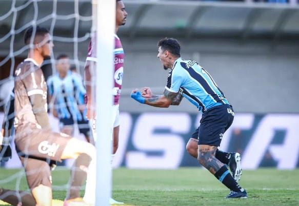 Três jogadores do Grêmio estão pendurados para jogo contra o Fortaleza