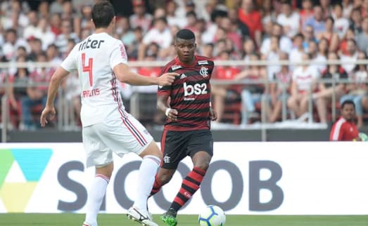 Com time reserva, Flamengo leva gol no fim e fica no empate com o São Paulo