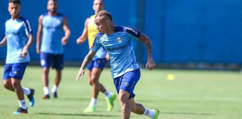 Grêmio tem obrigação de ganhar sempre, diz Everton