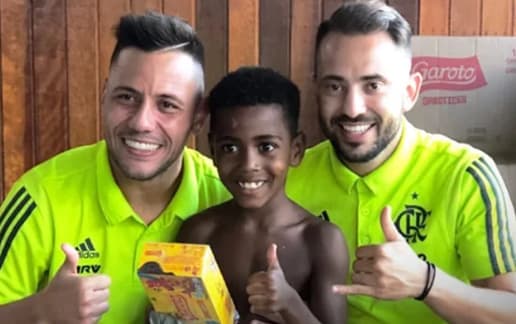 Jogadores do Flamengo, Everton Ribeiro e Diego Alves participam de ação solidária com Nego do Borel