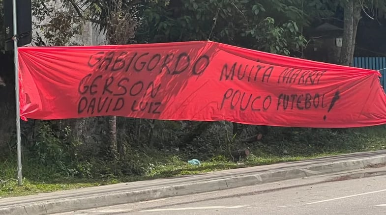 Diretoria e jogadores do Flamengo são alvos de protesto no Ninho do Urubu neste sábado