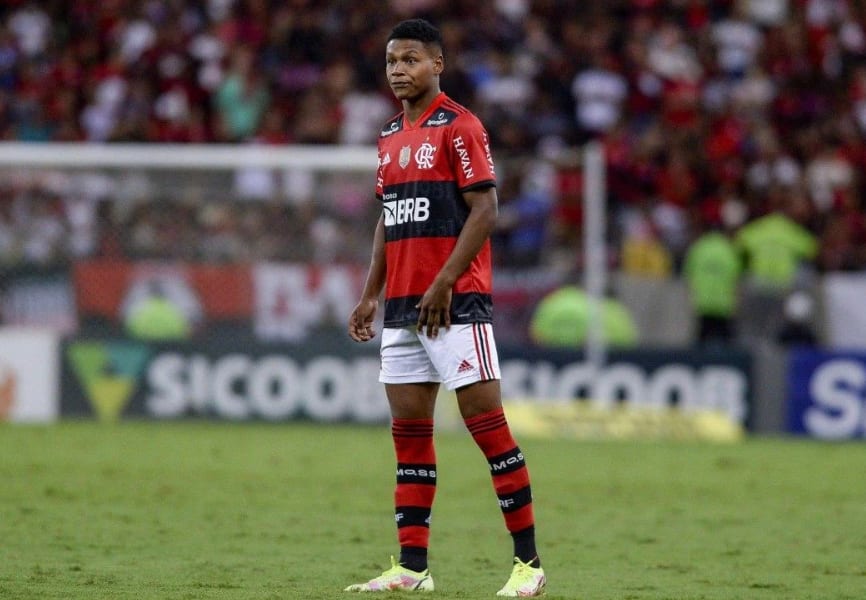 Jogador do Flamengo sofre fratura, vai passar por operação e deve desfalcar equipe por três meses