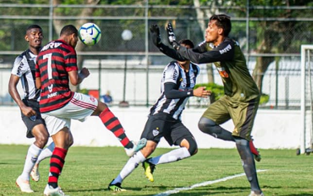 Flamengo bate o Atlético-MG e volta à liderança do Brasileirão sub-20