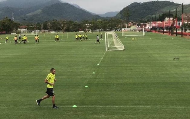 Thiago Santos treina separado dos companheiros em preparação para a estreia na Taça Rio