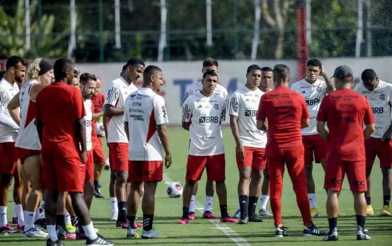 Flamengo divulga relacionados para jogo contra o Vasco; Victor Hugo retorna