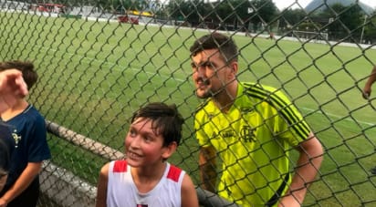 Flamengo treina e recebe o carinho dos torcedores na Gávea