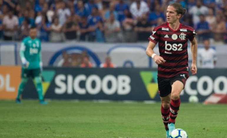 Comentarista exalta as atuações de Filipe Luís pelo Flamengo e garante: “Está jogando uma enormidade”