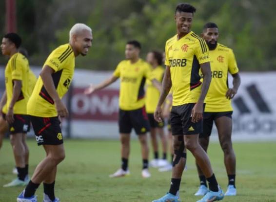 Treino de amanhã definirá se Bruno Henrique e Matheuzinho viajam com o Flamengo para o Chile