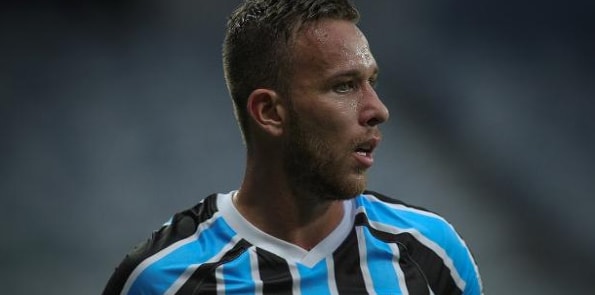 Arthur fica perto de despedida no Grêmio