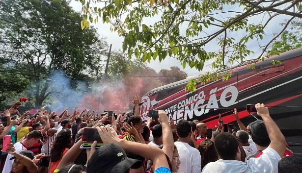 Festa da torcida! Flamengo embarca para São Paulo com Vidal, Rodrigo Caio, Bruno Henrique e apoio da torcida