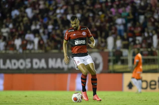 Fabrício Bruno estreia pelo Flamengo com alto índice de acertos de passes e busca constante por Gabigol