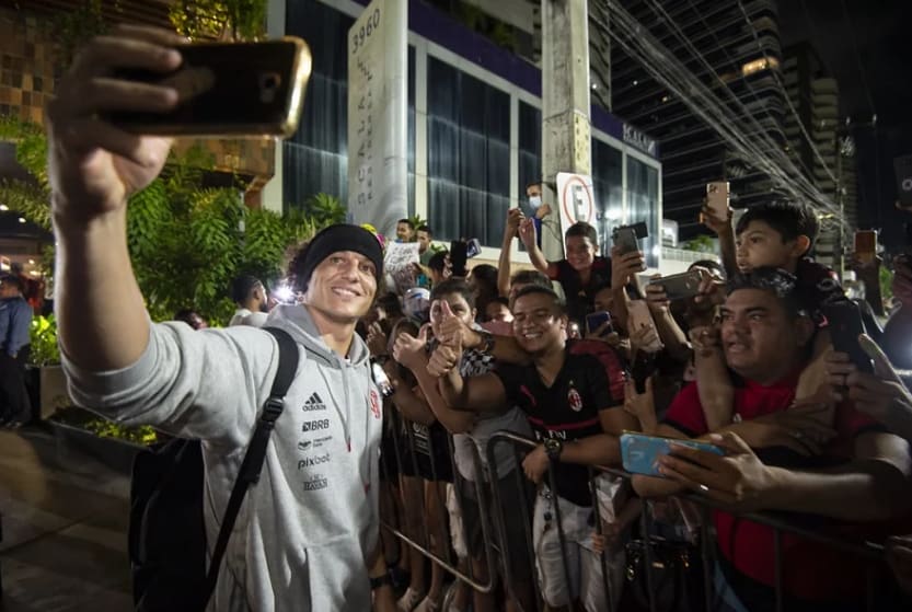 Com protestos à diretoria e aplausos ao elenco, Flamengo desembarca em Fortaleza para partida contra o Ceará