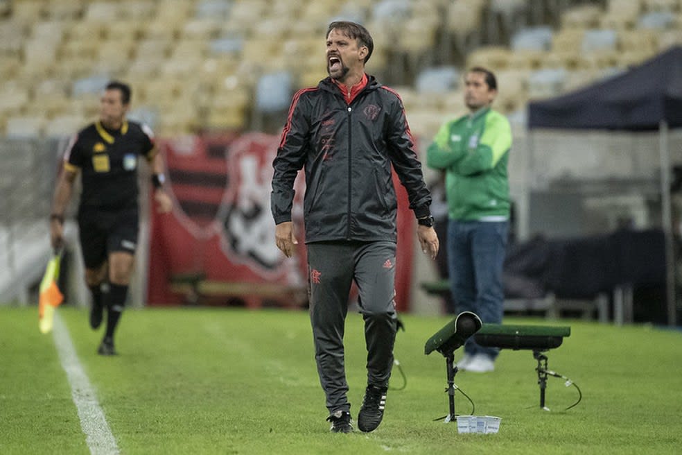 Mauricinho passa o bastão para Ceni e elogia o Flamengo