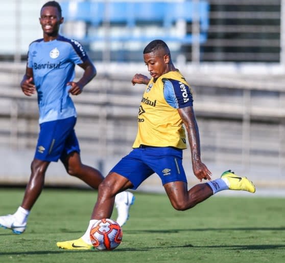 Grêmio se reapresenta com reservas; Luan corre em volta do campo