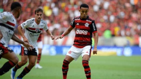 Xodó de Paulo Sousa, Lázaro se fixa no Flamengo, deixa estrelas para trás e se divide com Arrascaeta como rei das assistências