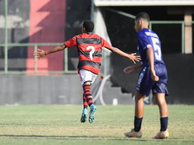 Golaço na base do Flamengo rende comparação de promessa com Pedro