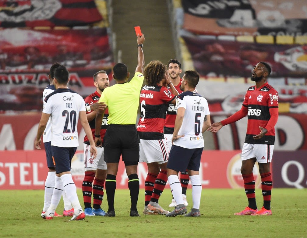 Conmebol suspende Willian Arão por dois jogos e zagueiro desfalca Flamengo na Libertadores